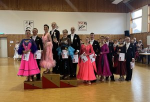 Beate und Gunther auf dem 3. Platz bei der Siegerehrung der Senioren IV
