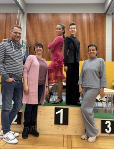 Lara und Johannes ganz oben auf dem Siegerpodest, mit ihren Eltern