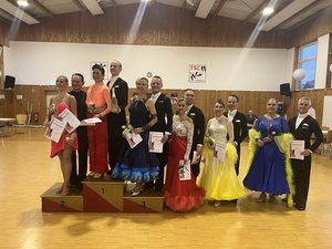 Annette und Dieter auf dem 3. Platz bei der Siegerehrung der Senioren III