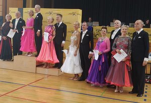 Barbara und Holm auf dem Siegertreppchen bei der Trophy