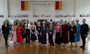 Anastasiia (vierte von rechts) bei der Solo-DM in Fürth/Nürnberg