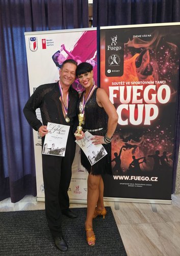 Marina und Alexander mit ihren Trophäen für den ersten Platz in Prag