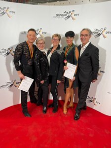 Alexander und Marina mit ihren Trainern und der Sportwartin des TBW, Petra Dres (Mitte)