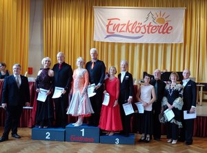 Barbara und Holm bei der Siegerehrung und ihrem Aufstieg in die A-Klasse