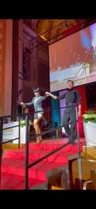 Marina und Alex gehen auf dem roten Teppich zum Finale