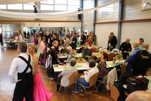 Der Saal füllt sich mit Zuschauern und Turnierpaaren