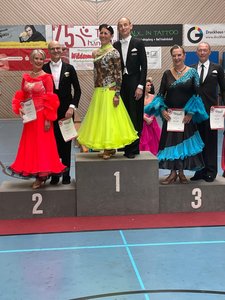 Beate und Gunther auf dem 2. Platz bei der Siegerehrung der Trophy am Sonntag