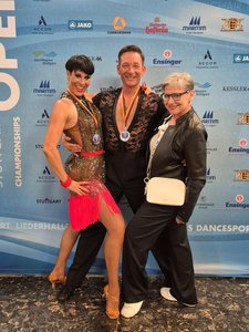Marina und Alexander mit ihrer Trainerin Andrea und ihren Silbermedaillen