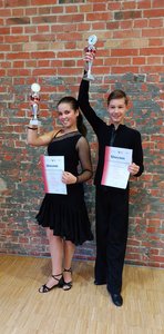 Lara und Johannes mit ihrem Siegerpokal, Aufstieg in die B-Klasse Latein