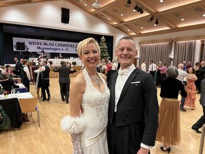 Annette und Dieter feiern einen weiteren Turniersieg als gelungenen Abschluss des Turnierjahres 2024