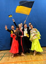 Marina und Alexander Engel, Ramona und Sven Spengemann, Anja Frieling-Rapp und Armin Balk mit TBW-Kapitän Michael Grether