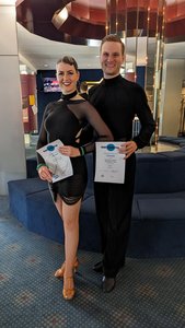 Lydia und Cornelius mit Urkunde und Pokal für den 3. Platz