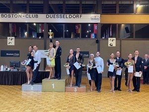 Marc und Chaska auf dem vierten Platz bei der Siegerehrung zum Deutschlandpokal der HGR II Latein in Düsseldorf