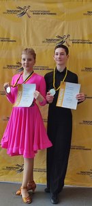 Irmelind und Samuel bei der Latein-LM der Jugend mit der Silbermedaille
