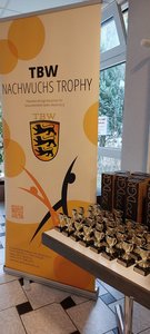 Die aufgereihten Pokale für die Nachwuchspaare