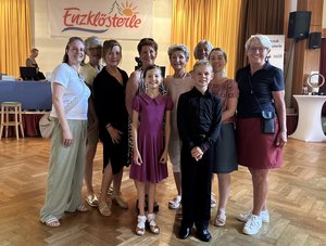 Madeleine und Damiel mit Madeleines Mama und den Linedance-Tänzerinnen