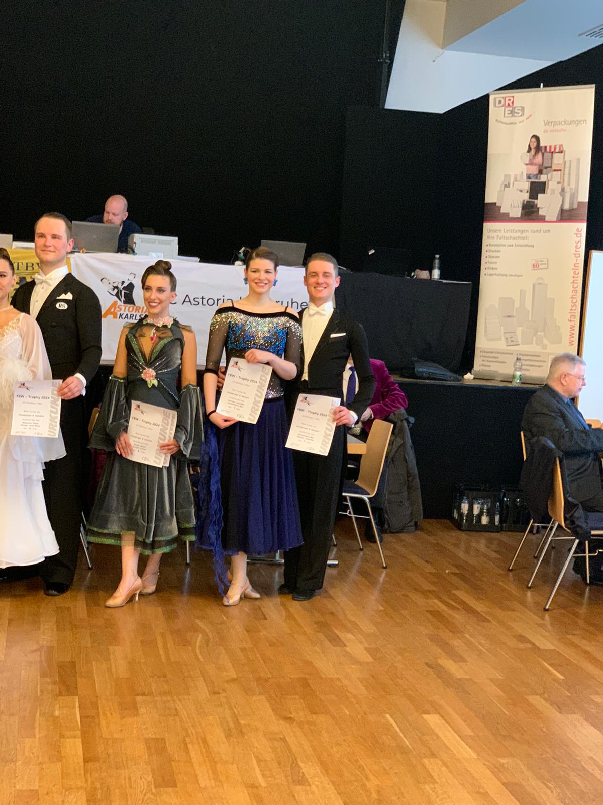 Jeanette und Max bei der Siegerehrung Standard (Paar rechts)