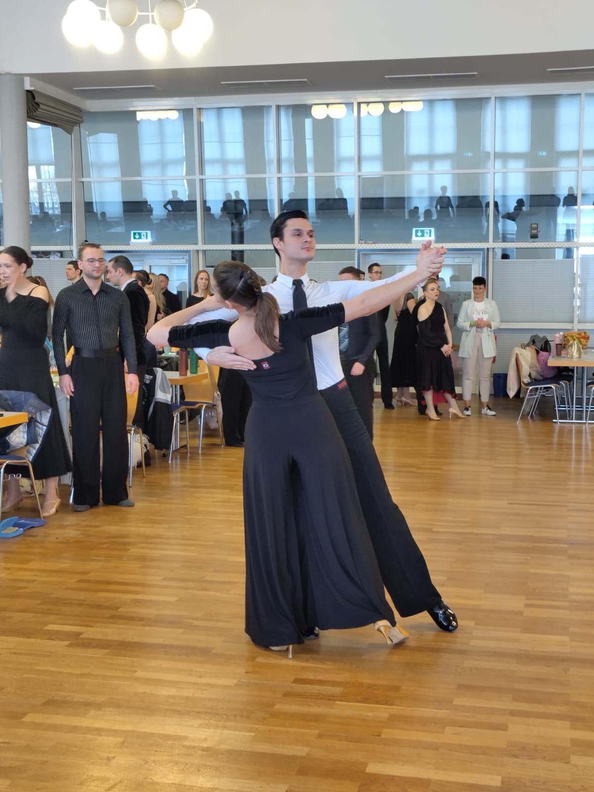 Marius und Denise tanzen beim Standard-Turnier