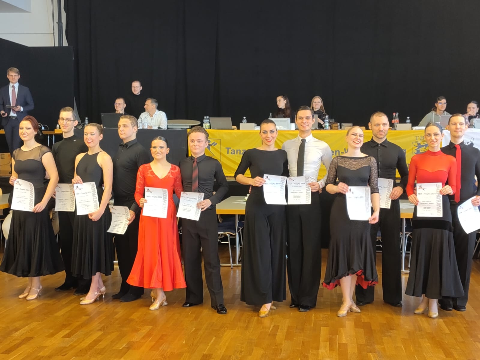 Marius und Denise bei der Siegerehrung Standard, 4. Platz