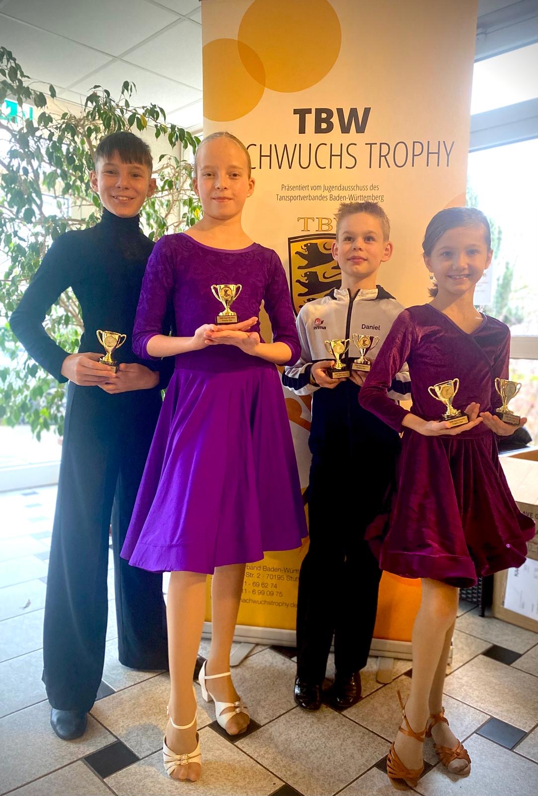 Roman, Maya, Daniel und Madeleine bei der Ehrung der Nachwuchstrophy